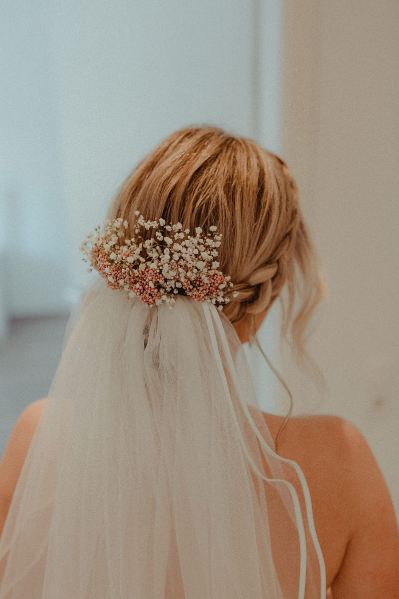 Brautfrisur Ideen, Brautaccessoires, Brautschmuck, Brautmake-up, Make-up Hochzeit, Styling Hochzeit, Hochzeitsstyling Braut, Flowercrown Hochzeit, Flowercrown Braut, Blumenschmuck Brautfrisur