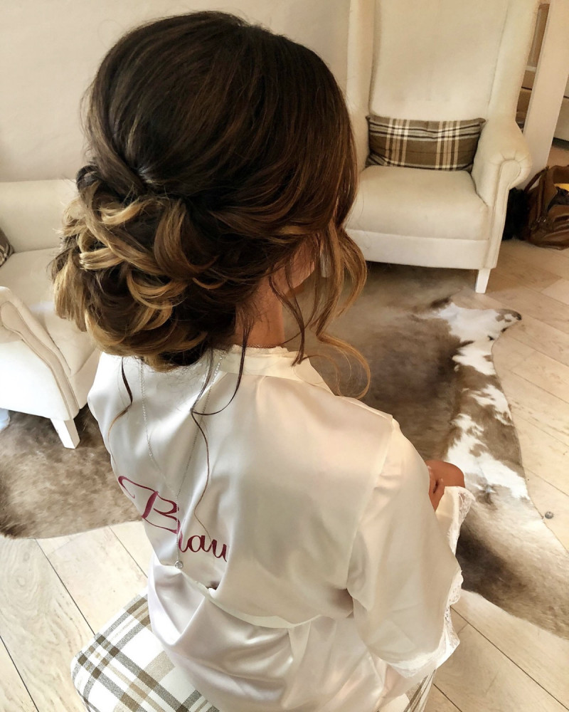 Brautfrisur Updo, Hochsteckfrisur Braut, Brautfrisur Ideen, Brautaccessoires, Brautschmuck, Brautmake-up, Make-up Hochzeit, Styling Hochzeit, Hochzeitsstyling Braut, Flowercrown Hochzeit, Flowercrown Braut, Blumenschmuck Brautfrisur