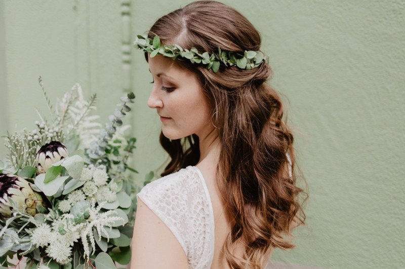 Urbane Braut, Brautfrisur, Flowercrown, Blumenkranz