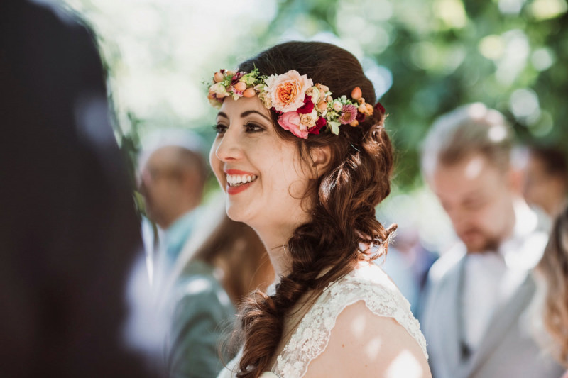 Flowercrown Brautfrisur, Brautfrisur Ideen, Brautaccessoires, Brautschmuck, Brautmake-up, Make-up Hochzeit, Styling Hochzeit, Hochzeitsstyling Braut, Flowercrown