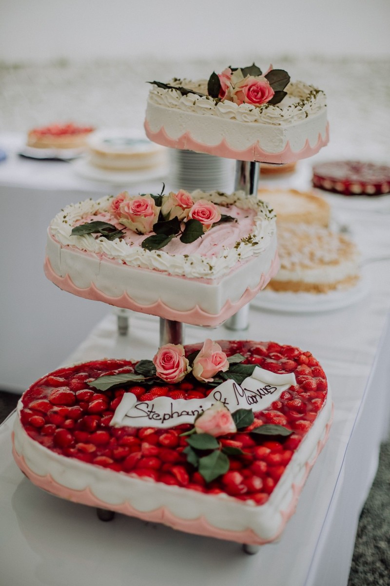 Hochzeitstorte Beeren, dreistöckige Hochzeitstorte, Burghochzeit