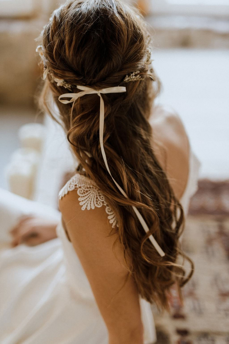 Brautfrisur Ideen, Brautaccessoires, Brautschmuck, Brautmake-up, Make-up Hochzeit, Styling Hochzeit, Hochzeitsstyling Braut, Flowercrown Hochzeit, Flowercrown Braut, Blumenschmuck Brautfrisur