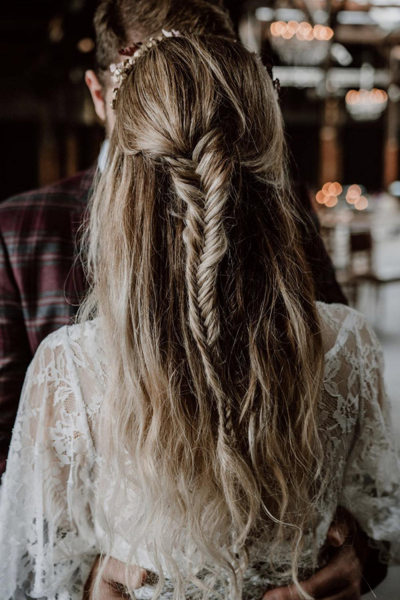 Brautfrisur Ideen, Brautaccessoires, Brautschmuck, Brautmake-up, Make-up Hochzeit, Styling Hochzeit, Hochzeitsstyling Braut, Flowercrown Hochzeit, Flowercrown Braut, Blumenschmuck Brautfrisur