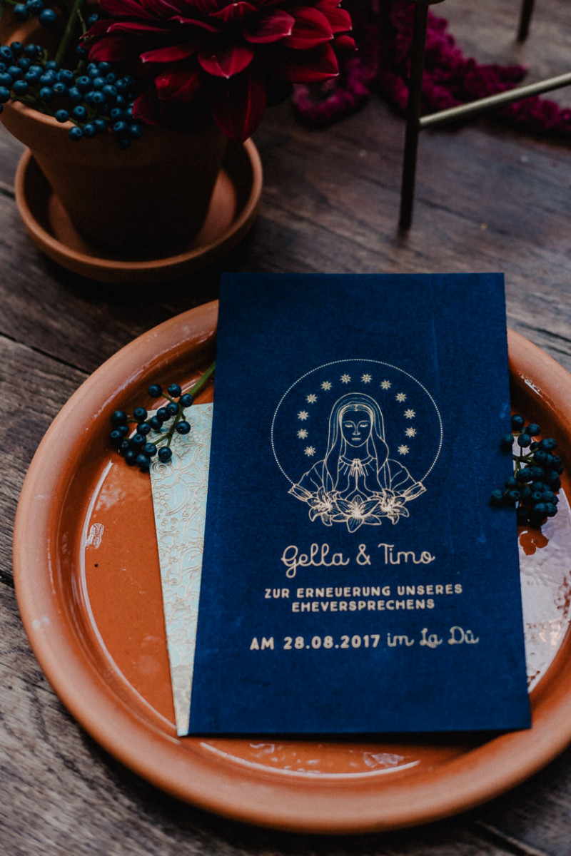 Blaue Hochzeitspaperie mir goldenen Akzenten und Sternen Menükarten Hochzeit, Save the Date Karten Hochzeit, Hochzeitseinladungen, Einladungen zur Hochzeit, Einladungskarten Hochzeit