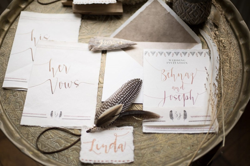 Boho Hochzeitspapeterie ganz in Weiß mit Gold Hochzeitspapeterie Boho, Menükarten Hochzeit, Save the Date Karten Hochzeit, Hochzeitseinladungen, Einladungen zur Hochzeit, Einladungskarten Hochzeit