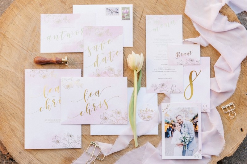 Fotografie: Alina Curten Fine Art Weddings
Konzept: Pink Peanut Weddings l Kerstin Voigt
Papeterie: Marry Paper l Julia Strophff
Floristik: Die Blumenbinder l Dirk Brokinkel
Dekoverleih: romanTisch l Natalia Hulser
Torte: Vintage Cakes l Claudi