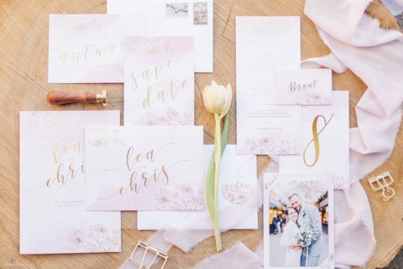 Fotografie: Alina Curten Fine Art Weddings
Konzept: Pink Peanut Weddings l Kerstin Voigt
Papeterie: Marry Paper l Julia Strophff
Floristik: Die Blumenbinder l Dirk Brokinkel
Dekoverleih: romanTisch l Natalia Hulser
Torte: Vintage Cakes l Claudi