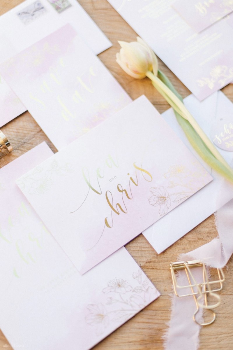 Fotografie: Alina Curten Fine Art Weddings
Konzept: Pink Peanut Weddings l Kerstin Voigt
Papeterie: Marry Paper l Julia Strophff
Floristik: Die Blumenbinder l Dirk Brokinkel
Dekoverleih: romanTisch l Natalia Hulser
Torte: Vintage Cakes l Claudi