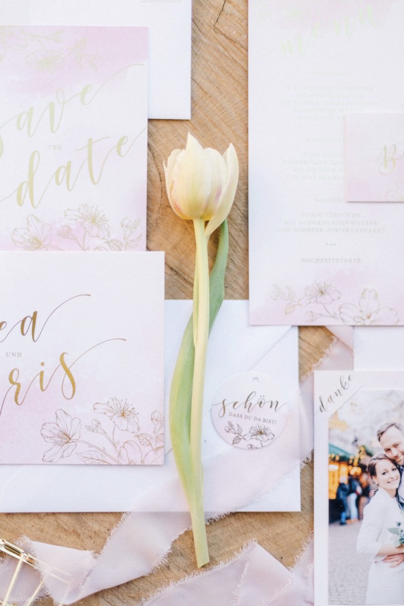 Fotografie: Alina Curten Fine Art Weddings
Konzept: Pink Peanut Weddings l Kerstin Voigt
Papeterie: Marry Paper l Julia Strophff
Floristik: Die Blumenbinder l Dirk Brokinkel
Dekoverleih: romanTisch l Natalia Hulser
Torte: Vintage Cakes l Claudi