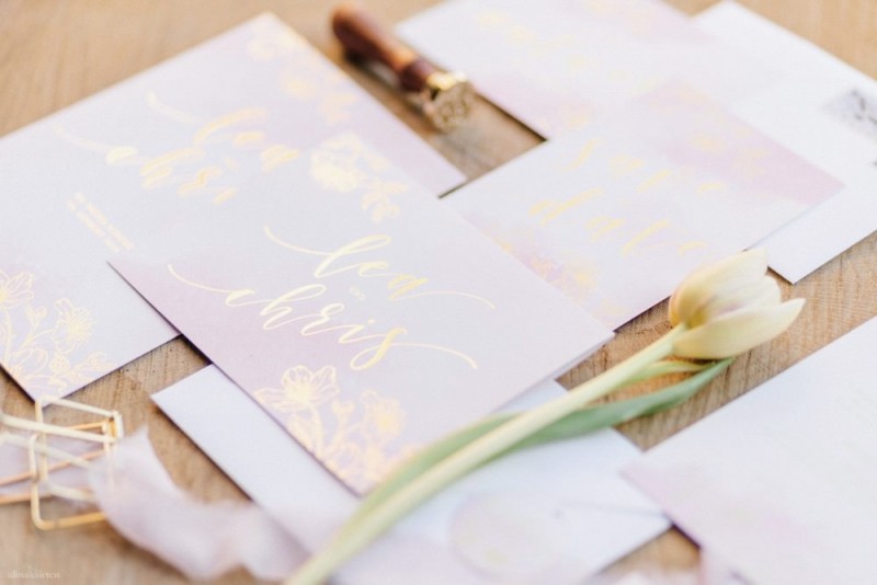 Fotografie: Alina Curten Fine Art Weddings
Konzept: Pink Peanut Weddings l Kerstin Voigt
Papeterie: Marry Paper l Julia Strophff
Floristik: Die Blumenbinder l Dirk Brokinkel
Dekoverleih: romanTisch l Natalia Hulser
Torte: Vintage Cakes l Claudi