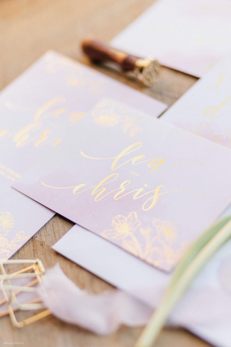 Fotografie: Alina Curten Fine Art Weddings
Konzept: Pink Peanut Weddings l Kerstin Voigt
Papeterie: Marry Paper l Julia Strophff
Floristik: Die Blumenbinder l Dirk Brokinkel
Dekoverleih: romanTisch l Natalia Hulser
Torte: Vintage Cakes l Claudi