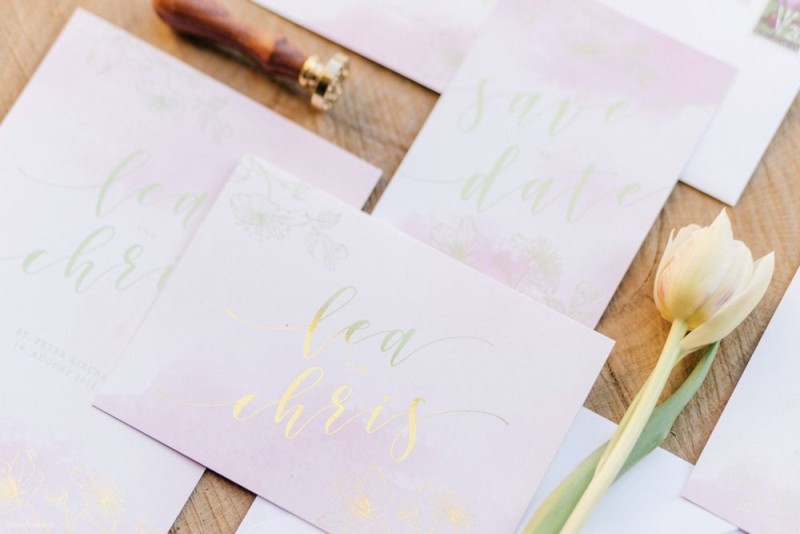 Fotografie: Alina Curten Fine Art Weddings
Konzept: Pink Peanut Weddings l Kerstin Voigt
Papeterie: Marry Paper l Julia Strophff
Floristik: Die Blumenbinder l Dirk Brokinkel
Dekoverleih: romanTisch l Natalia Hulser
Torte: Vintage Cakes l Claudi