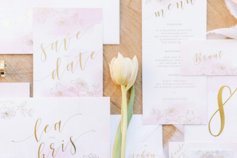 Fotografie: Alina Curten Fine Art Weddings
Konzept: Pink Peanut Weddings l Kerstin Voigt
Papeterie: Marry Paper l Julia Strophff
Floristik: Die Blumenbinder l Dirk Brokinkel
Dekoverleih: romanTisch l Natalia Hulser
Torte: Vintage Cakes l Claudi