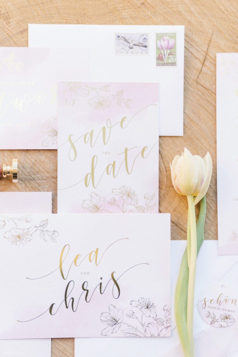 Fotografie: Alina Curten Fine Art Weddings
Konzept: Pink Peanut Weddings l Kerstin Voigt
Papeterie: Marry Paper l Julia Strophff
Floristik: Die Blumenbinder l Dirk Brokinkel
Dekoverleih: romanTisch l Natalia Hulser
Torte: Vintage Cakes l Claudi