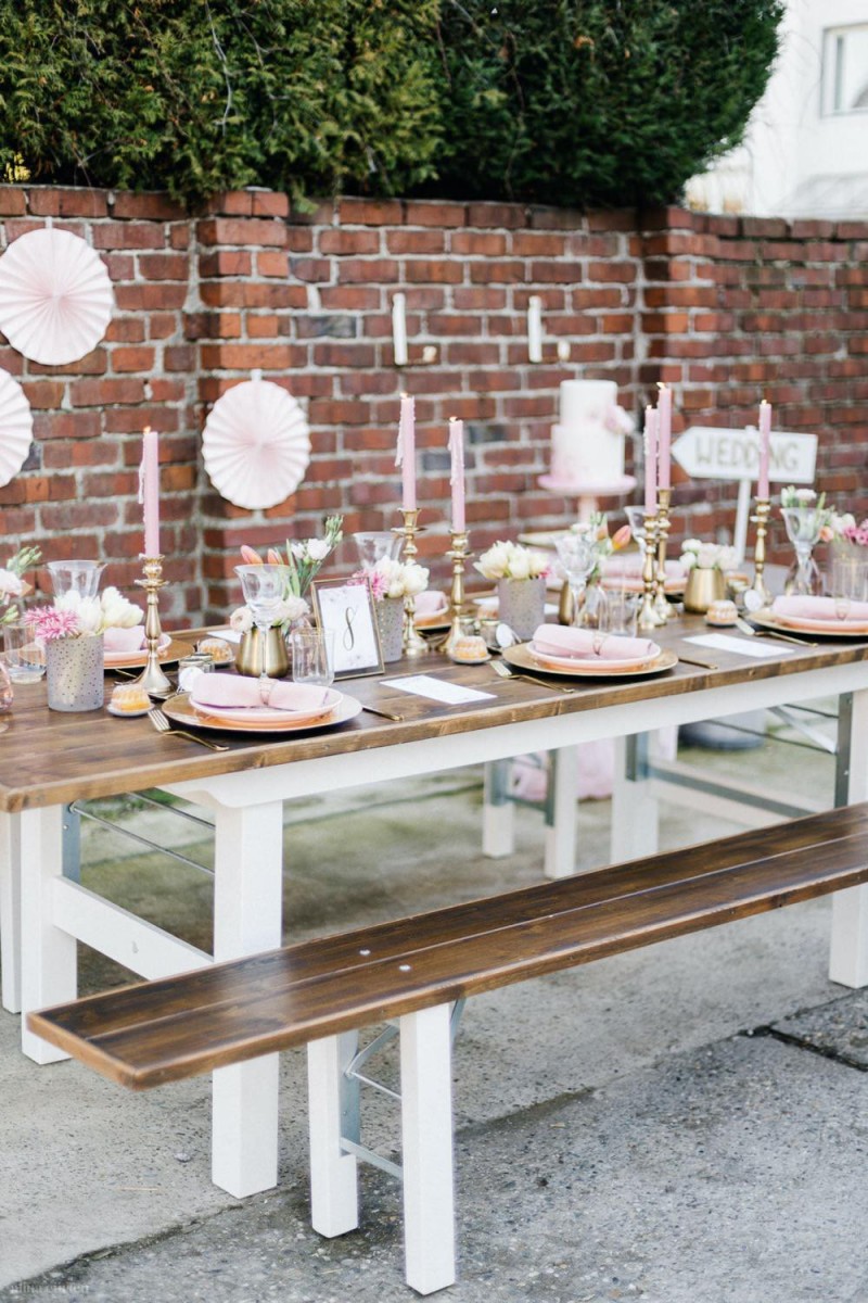 Fotografie: Alina Curten Fine Art Weddings
Konzept: Pink Peanut Weddings l Kerstin Voigt
Papeterie: Marry Paper l Julia Strophff
Floristik: Die Blumenbinder l Dirk Brokinkel
Dekoverleih: romanTisch l Natalia Hulser
Torte: Vintage Cakes l Claudi