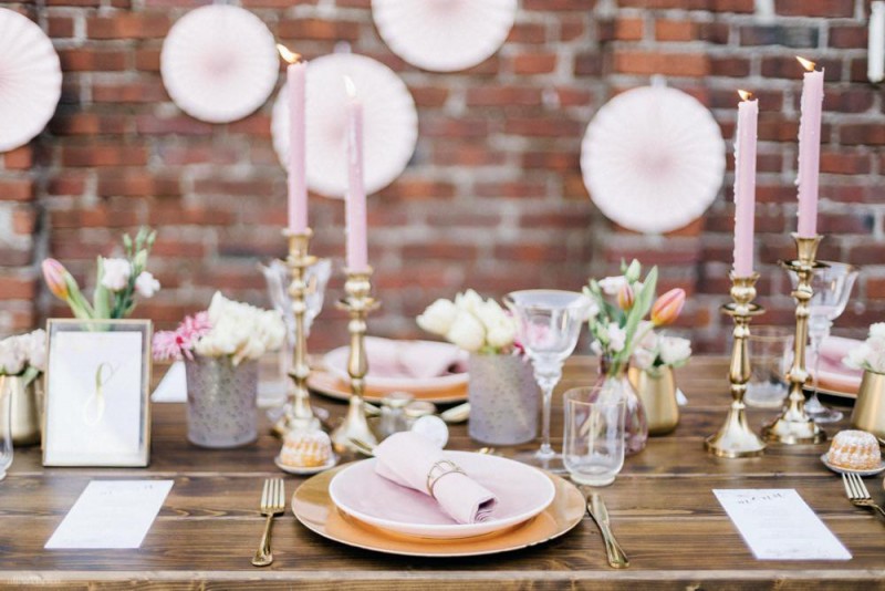 Fotografie: Alina Curten Fine Art Weddings
Konzept: Pink Peanut Weddings l Kerstin Voigt
Papeterie: Marry Paper l Julia Strophff
Floristik: Die Blumenbinder l Dirk Brokinkel
Dekoverleih: romanTisch l Natalia Hulser
Torte: Vintage Cakes l Claudi