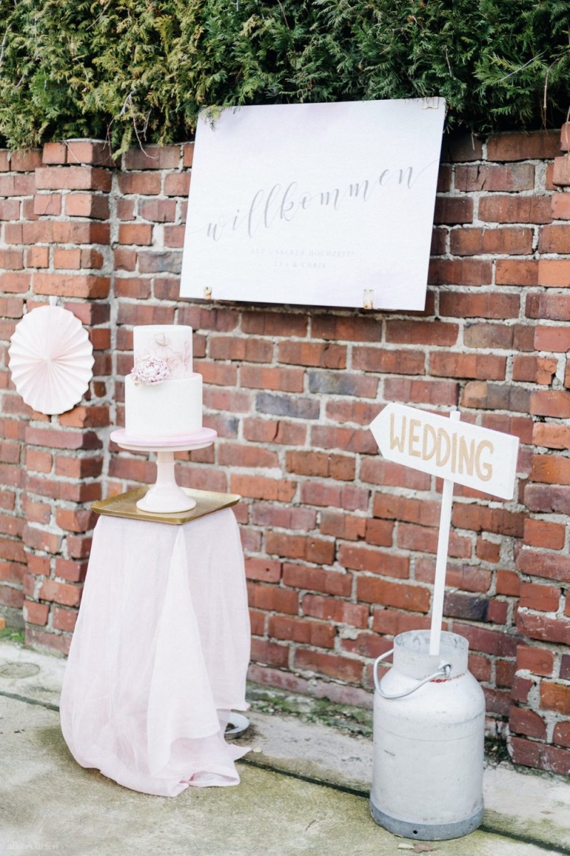 Fotografie: Alina Curten Fine Art Weddings
Konzept: Pink Peanut Weddings l Kerstin Voigt
Papeterie: Marry Paper l Julia Strophff
Floristik: Die Blumenbinder l Dirk Brokinkel
Dekoverleih: romanTisch l Natalia Hulser
Torte: Vintage Cakes l Claudi