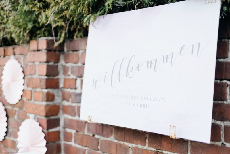 Fotografie: Alina Curten Fine Art Weddings
Konzept: Pink Peanut Weddings l Kerstin Voigt
Papeterie: Marry Paper l Julia Strophff
Floristik: Die Blumenbinder l Dirk Brokinkel
Dekoverleih: romanTisch l Natalia Hulser
Torte: Vintage Cakes l Claudi