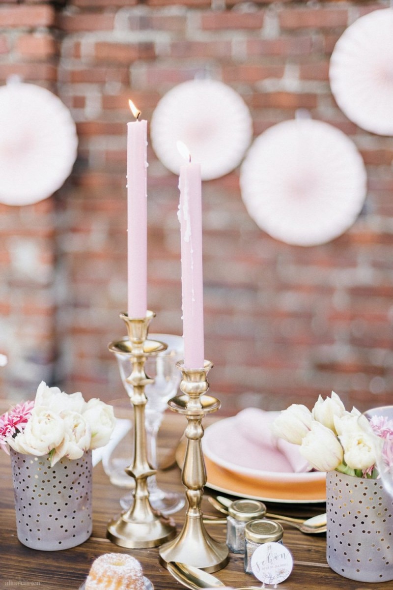 Fotografie: Alina Curten Fine Art Weddings
Konzept: Pink Peanut Weddings l Kerstin Voigt
Papeterie: Marry Paper l Julia Strophff
Floristik: Die Blumenbinder l Dirk Brokinkel
Dekoverleih: romanTisch l Natalia Hulser
Torte: Vintage Cakes l Claudi