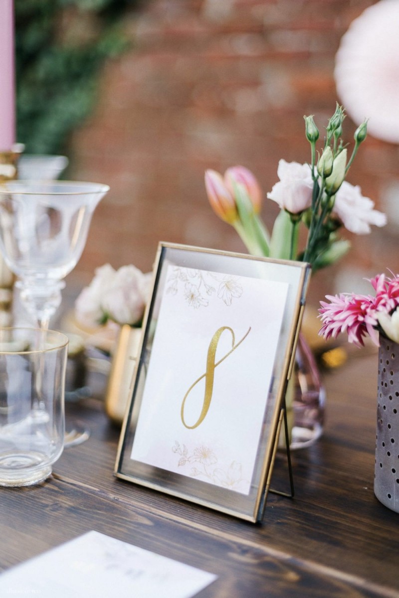 Fotografie: Alina Curten Fine Art Weddings
Konzept: Pink Peanut Weddings l Kerstin Voigt
Papeterie: Marry Paper l Julia Strophff
Floristik: Die Blumenbinder l Dirk Brokinkel
Dekoverleih: romanTisch l Natalia Hulser
Torte: Vintage Cakes l Claudi