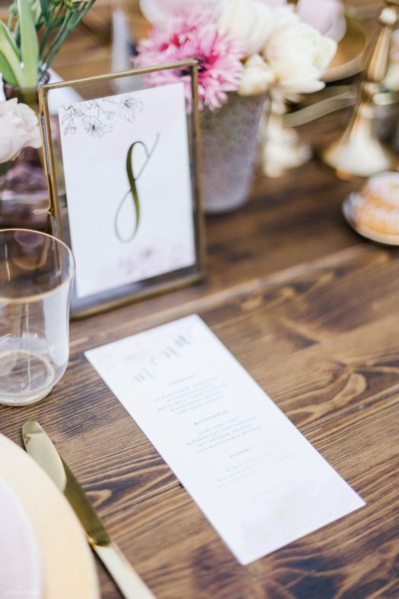 Fotografie: Alina Curten Fine Art Weddings
Konzept: Pink Peanut Weddings l Kerstin Voigt
Papeterie: Marry Paper l Julia Strophff
Floristik: Die Blumenbinder l Dirk Brokinkel
Dekoverleih: romanTisch l Natalia Hulser
Torte: Vintage Cakes l Claudi