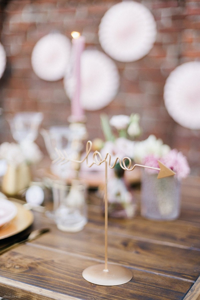 Fotografie: Alina Curten Fine Art Weddings
Konzept: Pink Peanut Weddings l Kerstin Voigt
Papeterie: Marry Paper l Julia Strophff
Floristik: Die Blumenbinder l Dirk Brokinkel
Dekoverleih: romanTisch l Natalia Hulser
Torte: Vintage Cakes l Claudi