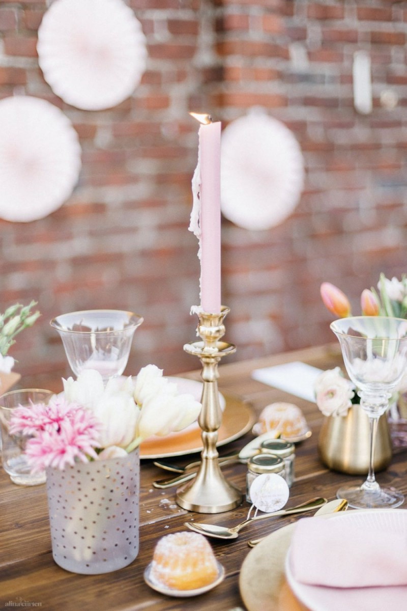 Fotografie: Alina Curten Fine Art Weddings
Konzept: Pink Peanut Weddings l Kerstin Voigt
Papeterie: Marry Paper l Julia Strophff
Floristik: Die Blumenbinder l Dirk Brokinkel
Dekoverleih: romanTisch l Natalia Hulser
Torte: Vintage Cakes l Claudi