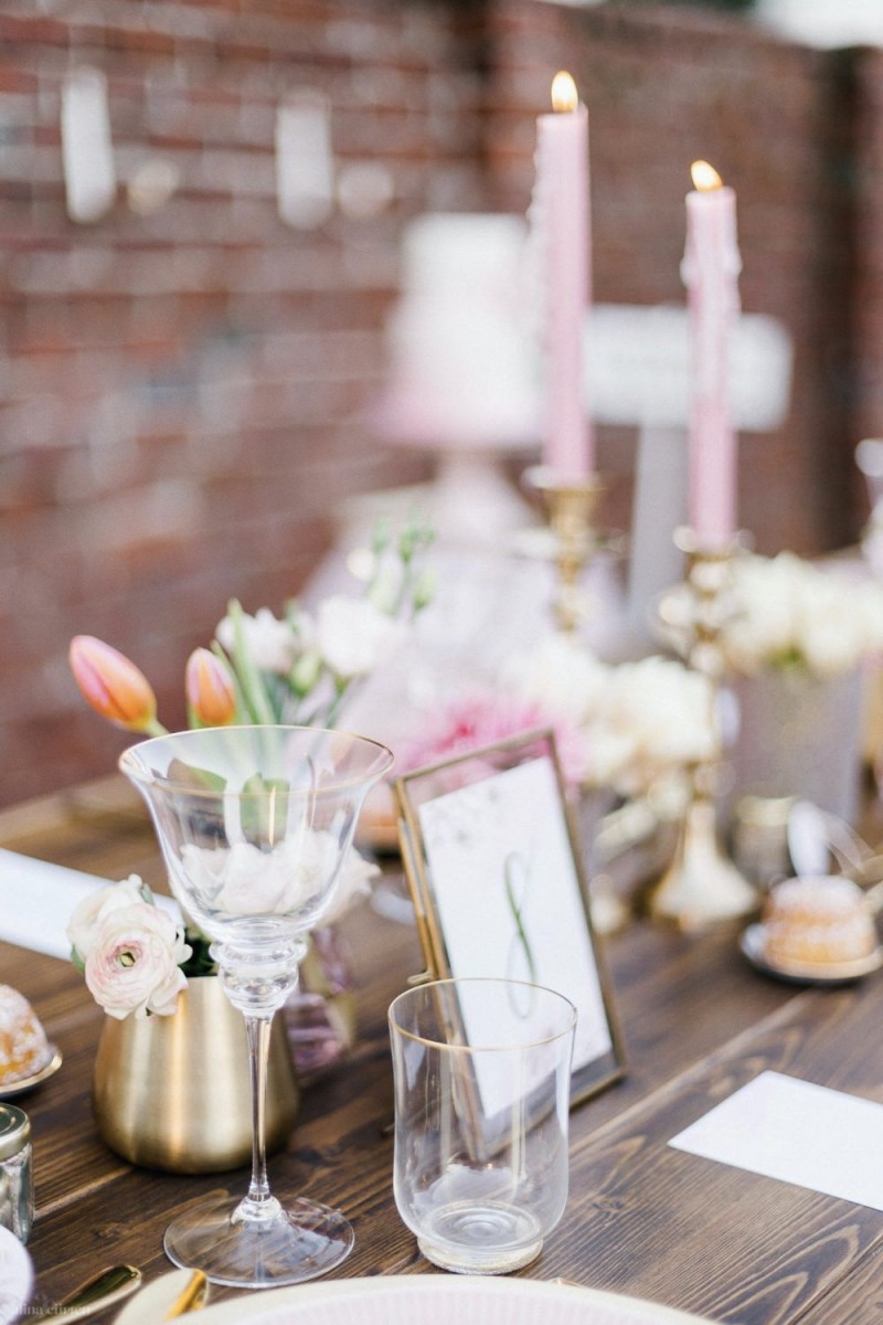 Fotografie: Alina Curten Fine Art Weddings
Konzept: Pink Peanut Weddings l Kerstin Voigt
Papeterie: Marry Paper l Julia Strophff
Floristik: Die Blumenbinder l Dirk Brokinkel
Dekoverleih: romanTisch l Natalia Hulser
Torte: Vintage Cakes l Claudi