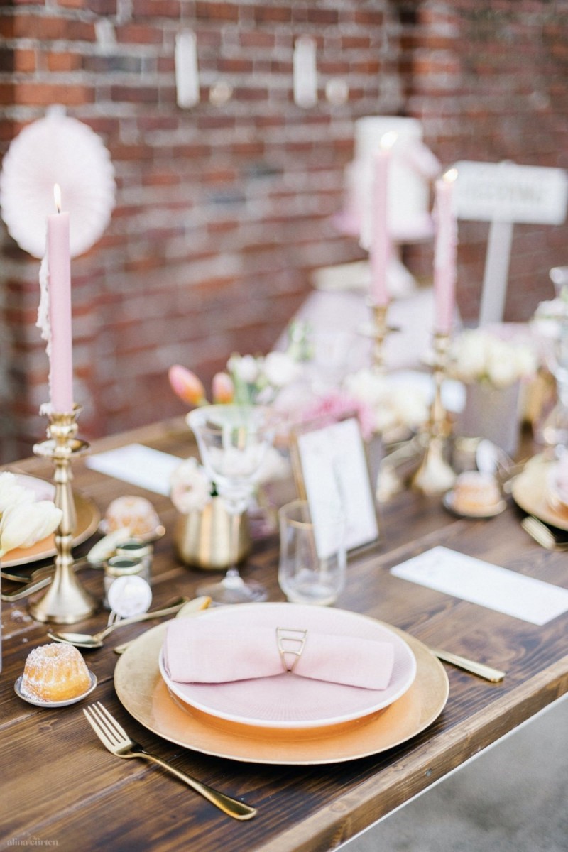 Fotografie: Alina Curten Fine Art Weddings
Konzept: Pink Peanut Weddings l Kerstin Voigt
Papeterie: Marry Paper l Julia Strophff
Floristik: Die Blumenbinder l Dirk Brokinkel
Dekoverleih: romanTisch l Natalia Hulser
Torte: Vintage Cakes l Claudi