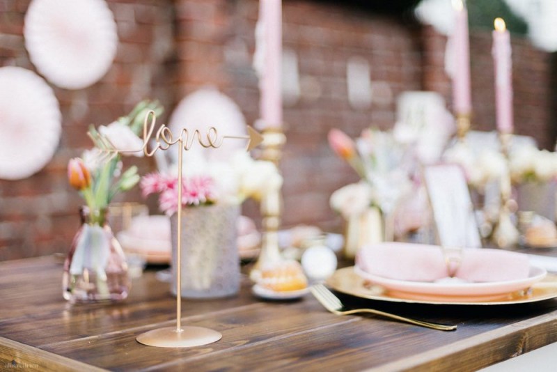 Fotografie: Alina Curten Fine Art Weddings
Konzept: Pink Peanut Weddings l Kerstin Voigt
Papeterie: Marry Paper l Julia Strophff
Floristik: Die Blumenbinder l Dirk Brokinkel
Dekoverleih: romanTisch l Natalia Hulser
Torte: Vintage Cakes l Claudi