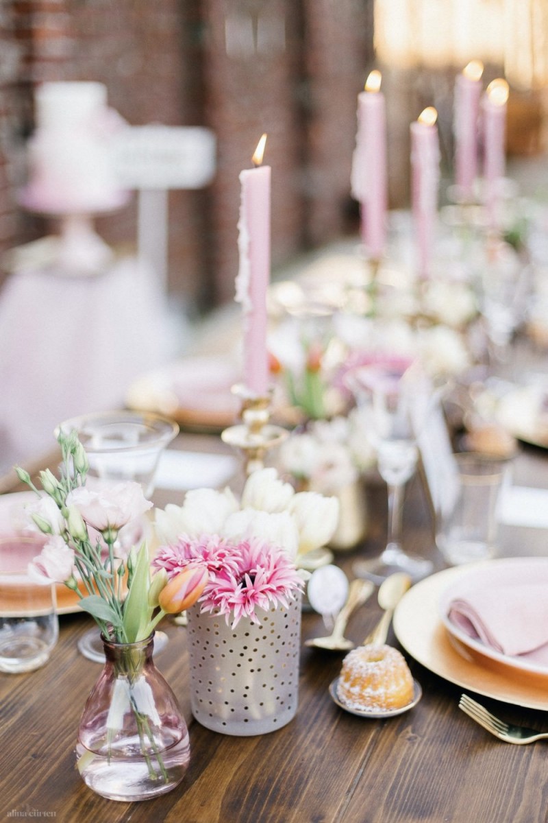 Fotografie: Alina Curten Fine Art Weddings
Konzept: Pink Peanut Weddings l Kerstin Voigt
Papeterie: Marry Paper l Julia Strophff
Floristik: Die Blumenbinder l Dirk Brokinkel
Dekoverleih: romanTisch l Natalia Hulser
Torte: Vintage Cakes l Claudi