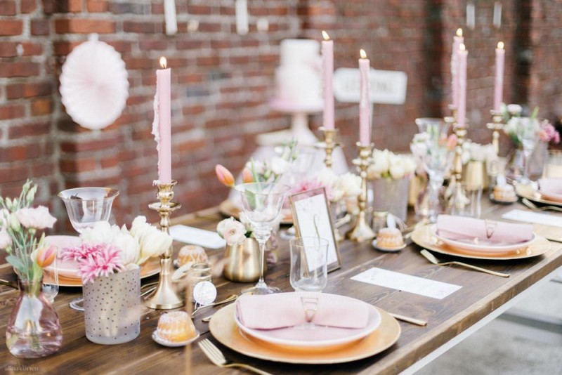 Fotografie: Alina Curten Fine Art Weddings
Konzept: Pink Peanut Weddings l Kerstin Voigt
Papeterie: Marry Paper l Julia Strophff
Floristik: Die Blumenbinder l Dirk Brokinkel
Dekoverleih: romanTisch l Natalia Hulser
Torte: Vintage Cakes l Claudi