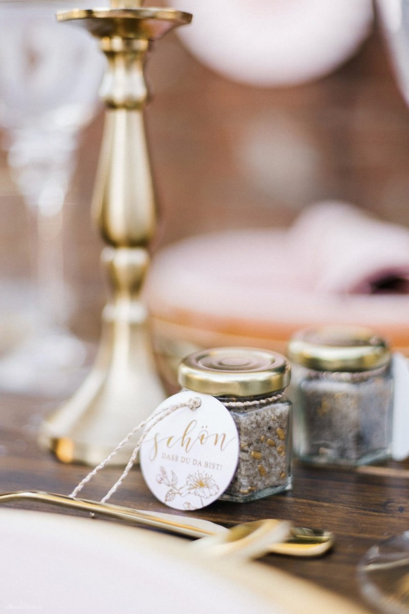 Fotografie: Alina Curten Fine Art Weddings
Konzept: Pink Peanut Weddings l Kerstin Voigt
Papeterie: Marry Paper l Julia Strophff
Floristik: Die Blumenbinder l Dirk Brokinkel
Dekoverleih: romanTisch l Natalia Hulser
Torte: Vintage Cakes l Claudi