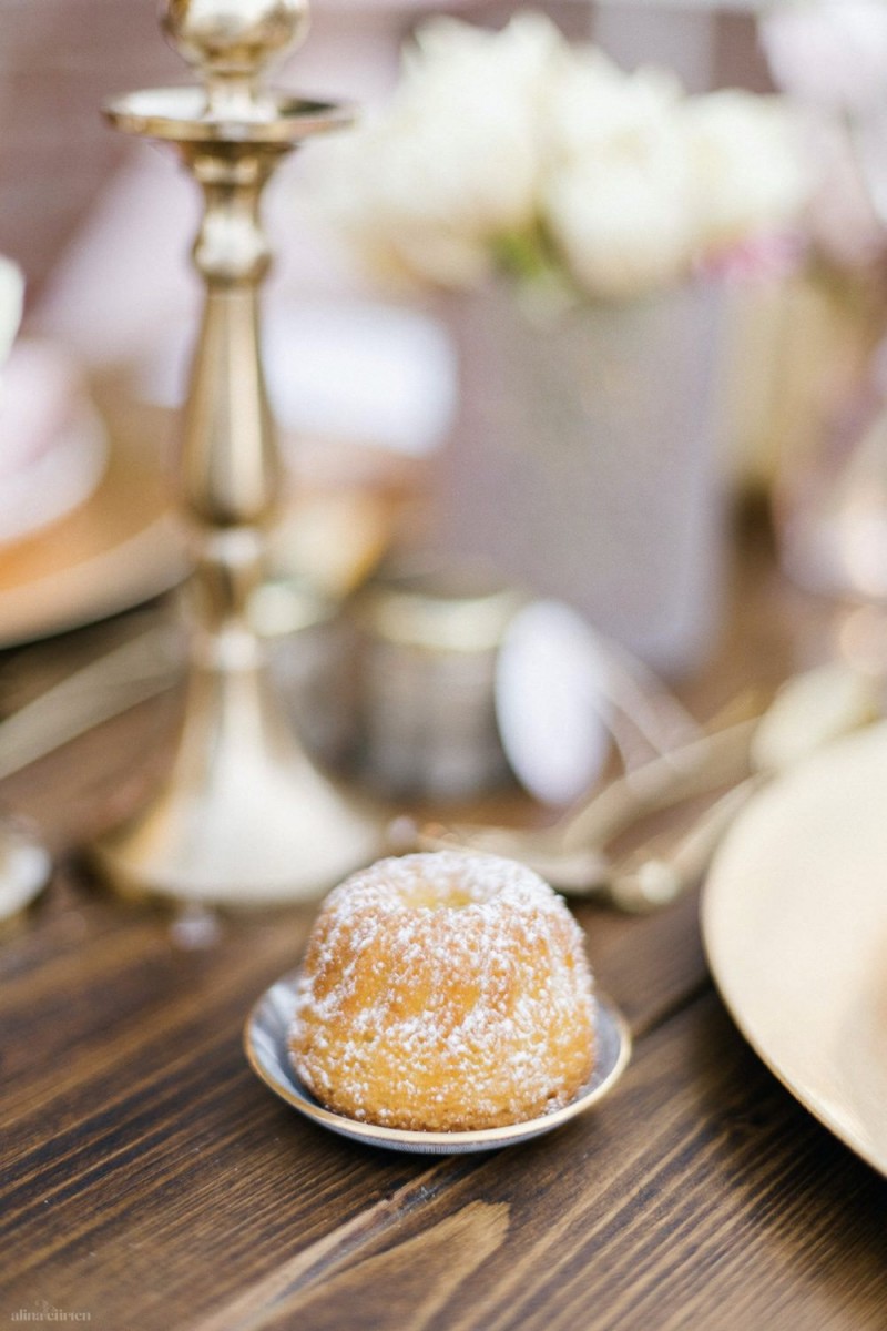 Fotografie: Alina Curten Fine Art Weddings
Konzept: Pink Peanut Weddings l Kerstin Voigt
Papeterie: Marry Paper l Julia Strophff
Floristik: Die Blumenbinder l Dirk Brokinkel
Dekoverleih: romanTisch l Natalia Hulser
Torte: Vintage Cakes l Claudi