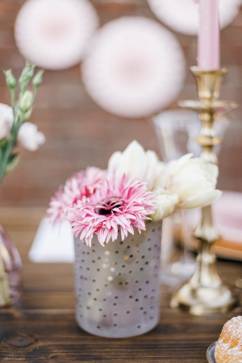 Fotografie: Alina Curten Fine Art Weddings
Konzept: Pink Peanut Weddings l Kerstin Voigt
Papeterie: Marry Paper l Julia Strophff
Floristik: Die Blumenbinder l Dirk Brokinkel
Dekoverleih: romanTisch l Natalia Hulser
Torte: Vintage Cakes l Claudi