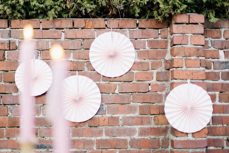 Fotografie: Alina Curten Fine Art Weddings
Konzept: Pink Peanut Weddings l Kerstin Voigt
Papeterie: Marry Paper l Julia Strophff
Floristik: Die Blumenbinder l Dirk Brokinkel
Dekoverleih: romanTisch l Natalia Hulser
Torte: Vintage Cakes l Claudi