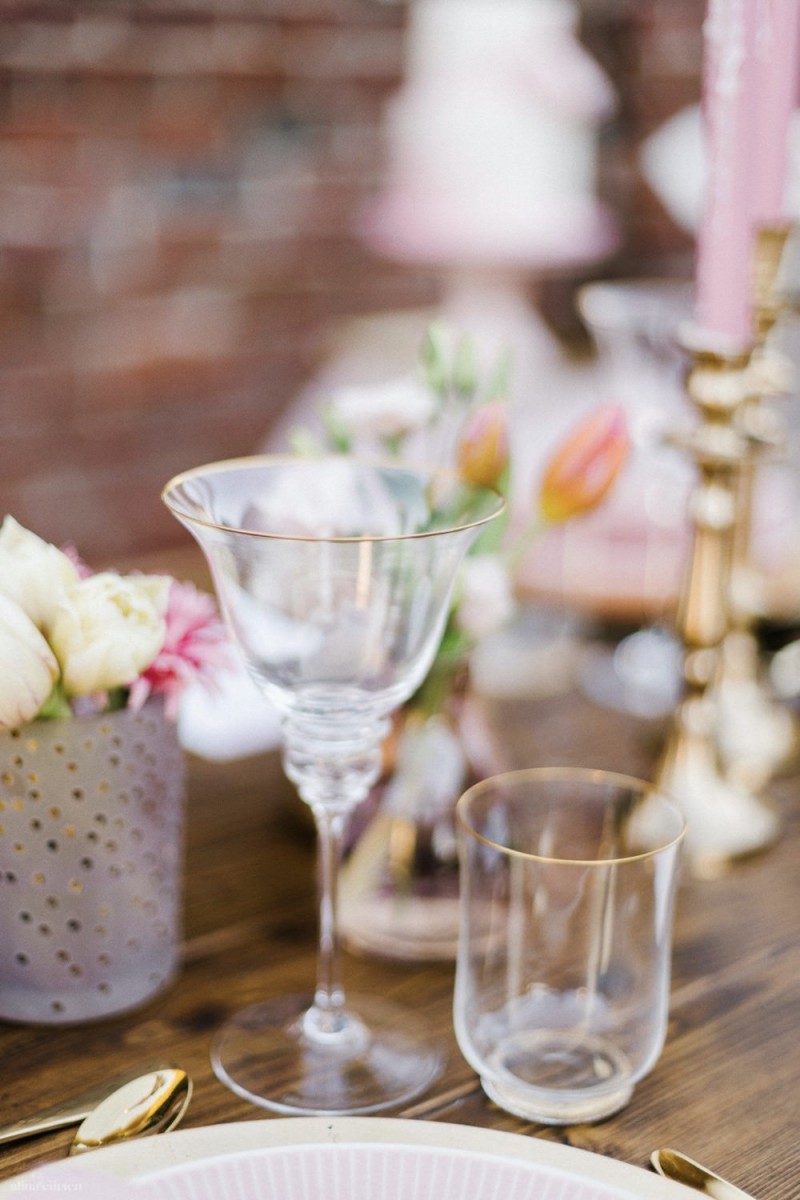 Fotografie: Alina Curten Fine Art Weddings
Konzept: Pink Peanut Weddings l Kerstin Voigt
Papeterie: Marry Paper l Julia Strophff
Floristik: Die Blumenbinder l Dirk Brokinkel
Dekoverleih: romanTisch l Natalia Hulser
Torte: Vintage Cakes l Claudi