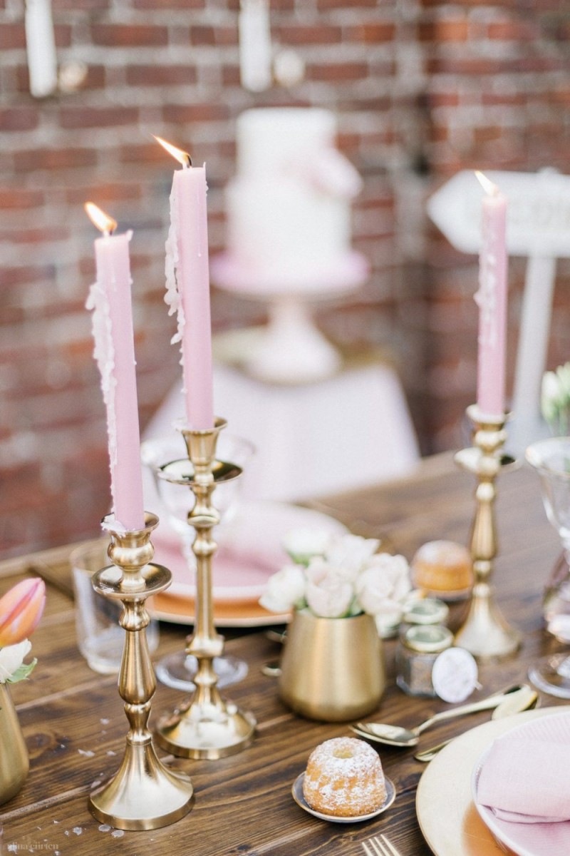 Fotografie: Alina Curten Fine Art Weddings
Konzept: Pink Peanut Weddings l Kerstin Voigt
Papeterie: Marry Paper l Julia Strophff
Floristik: Die Blumenbinder l Dirk Brokinkel
Dekoverleih: romanTisch l Natalia Hulser
Torte: Vintage Cakes l Claudi