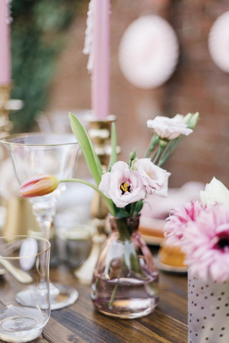 Fotografie: Alina Curten Fine Art Weddings
Konzept: Pink Peanut Weddings l Kerstin Voigt
Papeterie: Marry Paper l Julia Strophff
Floristik: Die Blumenbinder l Dirk Brokinkel
Dekoverleih: romanTisch l Natalia Hulser
Torte: Vintage Cakes l Claudi