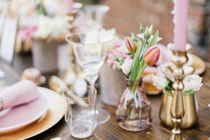 Fotografie: Alina Curten Fine Art Weddings
Konzept: Pink Peanut Weddings l Kerstin Voigt
Papeterie: Marry Paper l Julia Strophff
Floristik: Die Blumenbinder l Dirk Brokinkel
Dekoverleih: romanTisch l Natalia Hulser
Torte: Vintage Cakes l Claudi