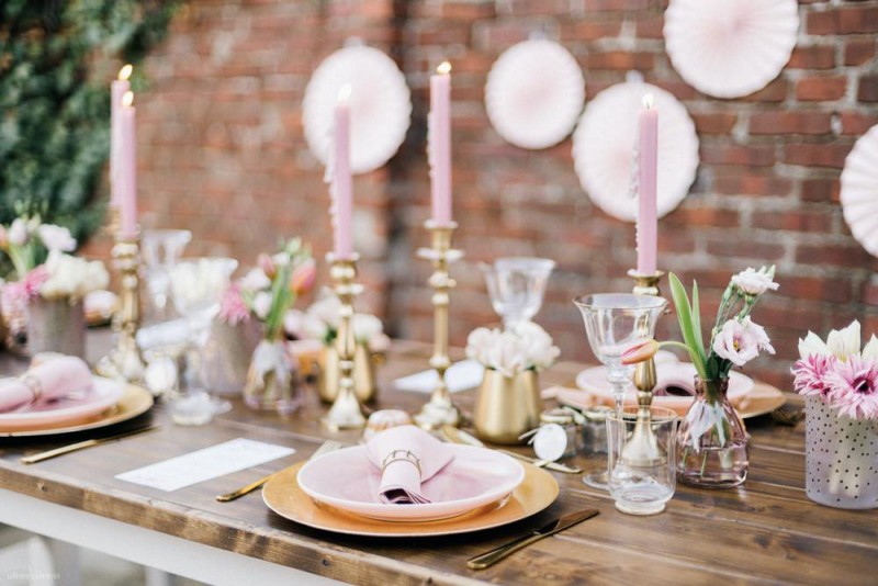Fotografie: Alina Curten Fine Art Weddings
Konzept: Pink Peanut Weddings l Kerstin Voigt
Papeterie: Marry Paper l Julia Strophff
Floristik: Die Blumenbinder l Dirk Brokinkel
Dekoverleih: romanTisch l Natalia Hulser
Torte: Vintage Cakes l Claudi