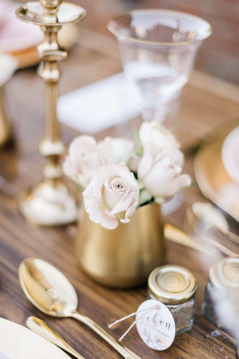 Fotografie: Alina Curten Fine Art Weddings
Konzept: Pink Peanut Weddings l Kerstin Voigt
Papeterie: Marry Paper l Julia Strophff
Floristik: Die Blumenbinder l Dirk Brokinkel
Dekoverleih: romanTisch l Natalia Hulser
Torte: Vintage Cakes l Claudi