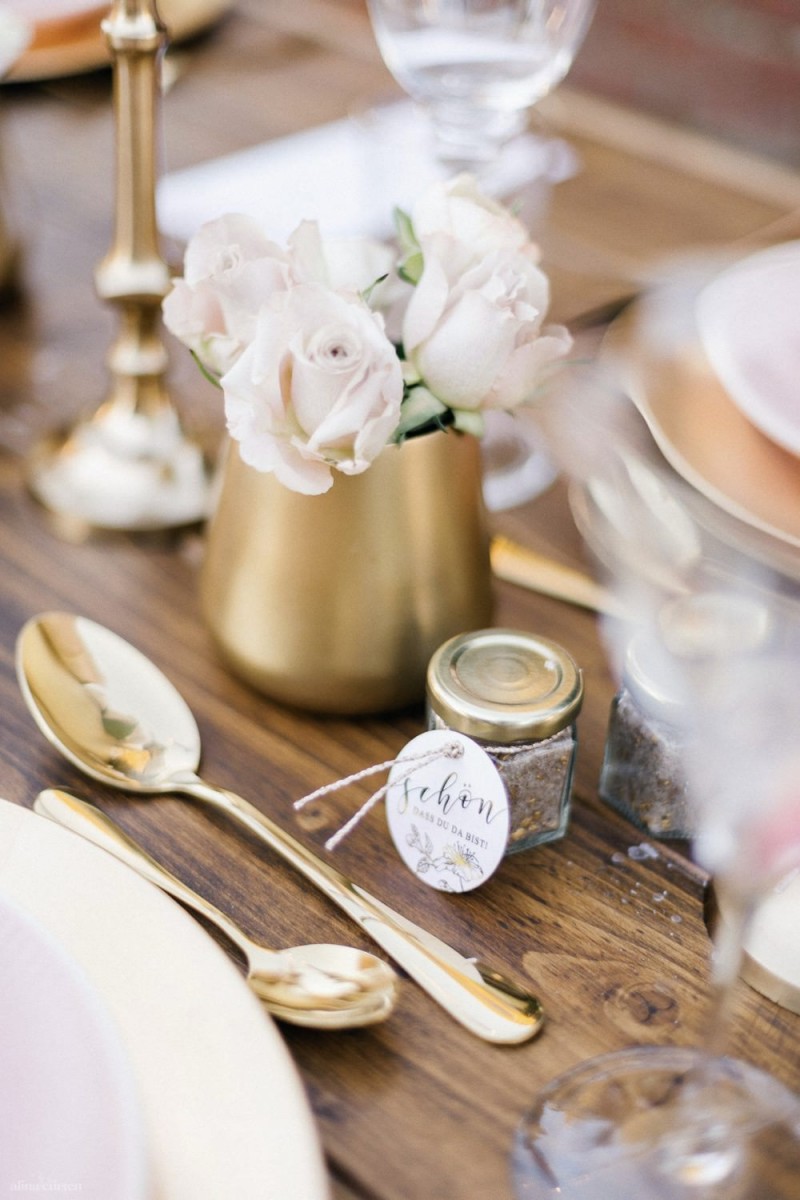 Fotografie: Alina Curten Fine Art Weddings
Konzept: Pink Peanut Weddings l Kerstin Voigt
Papeterie: Marry Paper l Julia Strophff
Floristik: Die Blumenbinder l Dirk Brokinkel
Dekoverleih: romanTisch l Natalia Hulser
Torte: Vintage Cakes l Claudi