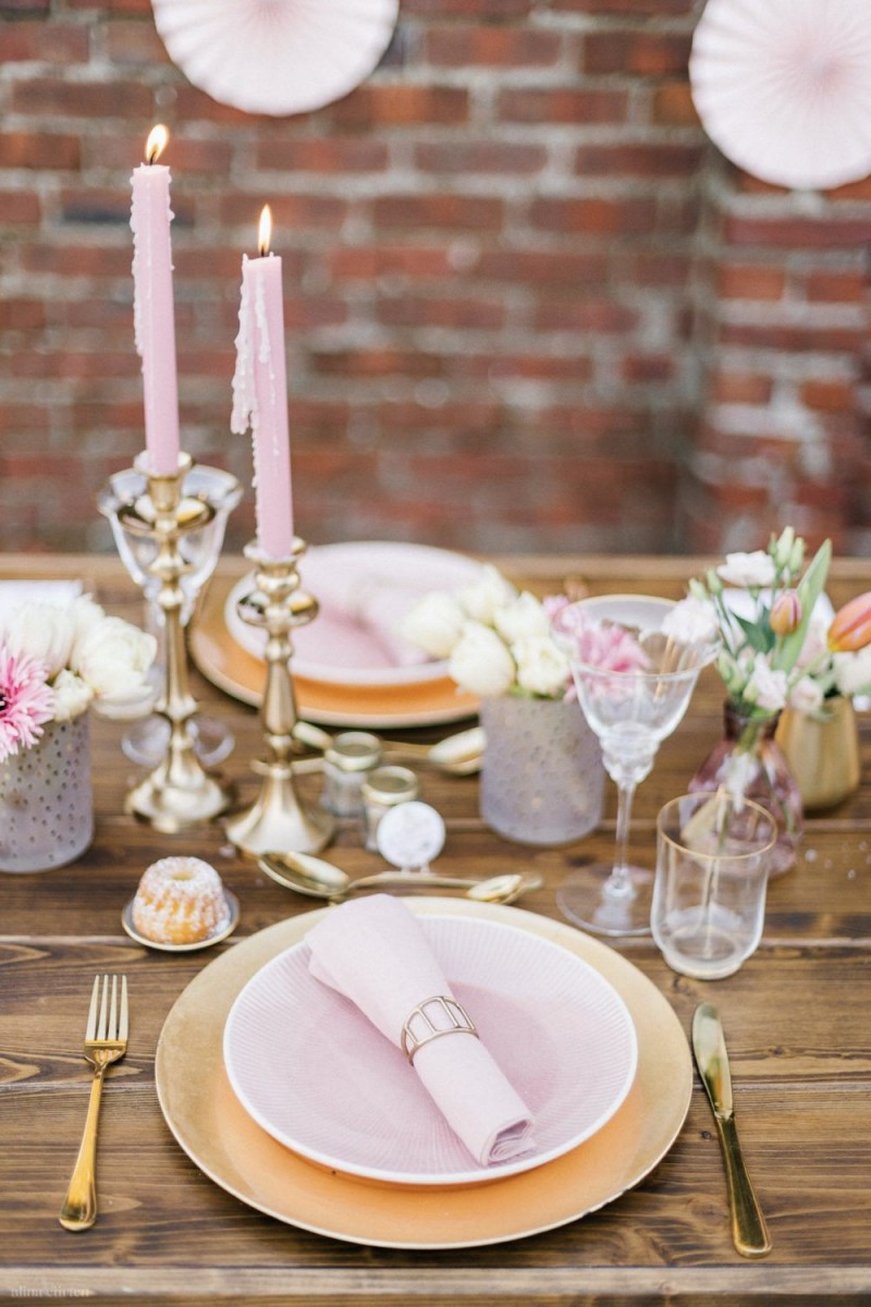 Fotografie: Alina Curten Fine Art Weddings
Konzept: Pink Peanut Weddings l Kerstin Voigt
Papeterie: Marry Paper l Julia Strophff
Floristik: Die Blumenbinder l Dirk Brokinkel
Dekoverleih: romanTisch l Natalia Hulser
Torte: Vintage Cakes l Claudi