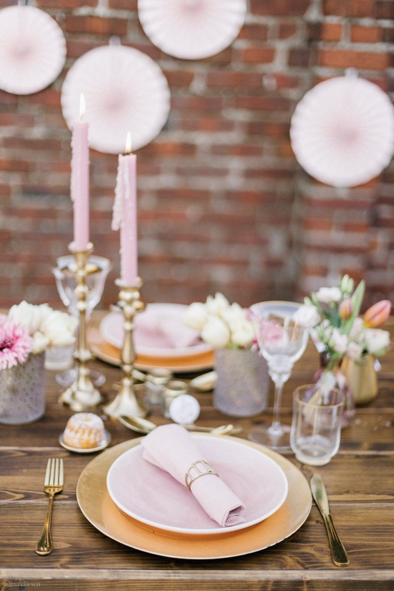 Fotografie: Alina Curten Fine Art Weddings
Konzept: Pink Peanut Weddings l Kerstin Voigt
Papeterie: Marry Paper l Julia Strophff
Floristik: Die Blumenbinder l Dirk Brokinkel
Dekoverleih: romanTisch l Natalia Hulser
Torte: Vintage Cakes l Claudi