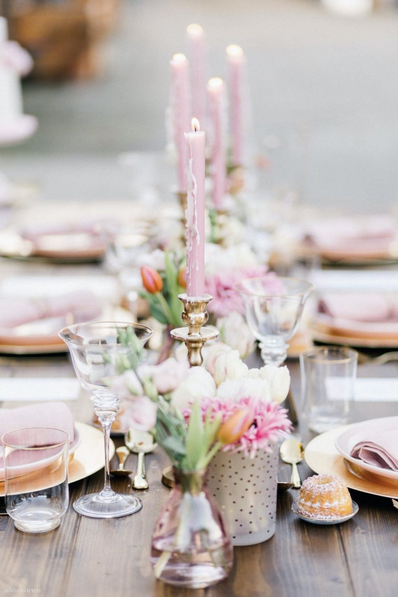 Fotografie: Alina Curten Fine Art Weddings
Konzept: Pink Peanut Weddings l Kerstin Voigt
Papeterie: Marry Paper l Julia Strophff
Floristik: Die Blumenbinder l Dirk Brokinkel
Dekoverleih: romanTisch l Natalia Hulser
Torte: Vintage Cakes l Claudi