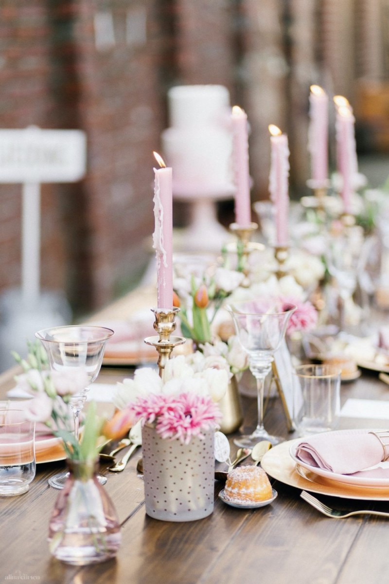 Fotografie: Alina Curten Fine Art Weddings
Konzept: Pink Peanut Weddings l Kerstin Voigt
Papeterie: Marry Paper l Julia Strophff
Floristik: Die Blumenbinder l Dirk Brokinkel
Dekoverleih: romanTisch l Natalia Hulser
Torte: Vintage Cakes l Claudi