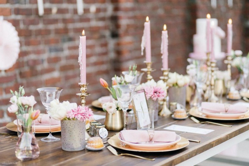 Fotografie: Alina Curten Fine Art Weddings
Konzept: Pink Peanut Weddings l Kerstin Voigt
Papeterie: Marry Paper l Julia Strophff
Floristik: Die Blumenbinder l Dirk Brokinkel
Dekoverleih: romanTisch l Natalia Hulser
Torte: Vintage Cakes l Claudi