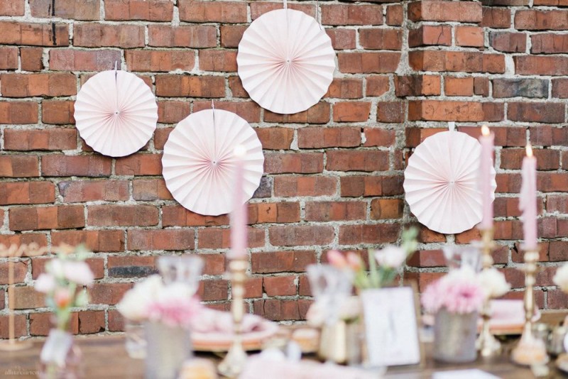 Fotografie: Alina Curten Fine Art Weddings
Konzept: Pink Peanut Weddings l Kerstin Voigt
Papeterie: Marry Paper l Julia Strophff
Floristik: Die Blumenbinder l Dirk Brokinkel
Dekoverleih: romanTisch l Natalia Hulser
Torte: Vintage Cakes l Claudi