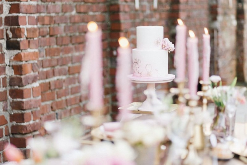 Fotografie: Alina Curten Fine Art Weddings
Konzept: Pink Peanut Weddings l Kerstin Voigt
Papeterie: Marry Paper l Julia Strophff
Floristik: Die Blumenbinder l Dirk Brokinkel
Dekoverleih: romanTisch l Natalia Hulser
Torte: Vintage Cakes l Claudi
